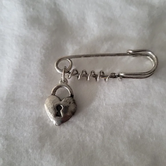 Silver Heart Locket Fashion Brooch Pin Large Safety Pin NWT - Picture 2 of 6